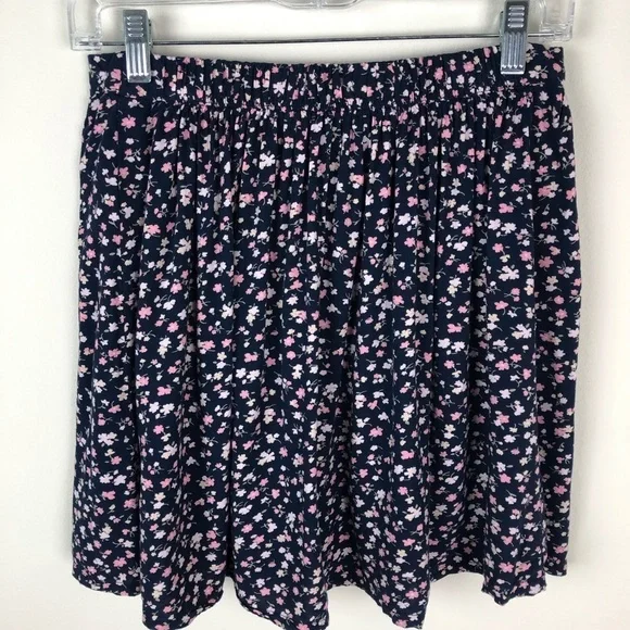 Hollister- Floral button front design skirt size M - Picture 4 of 9